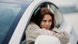 Женщина за рулем автомобиля / Фото: unsplash.com