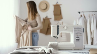 Швейная машина. Швея / Фото: freepik.com