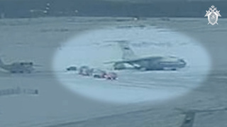 Кадр посадки украинских военнопленных в самолет Ил-76 / t.me/sledcom_press