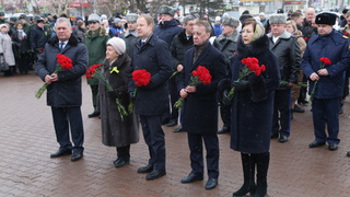 Возложение цветов на Мемориале Славы 27 января / Фото: barnaul.org