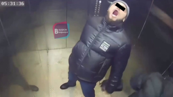 Полиция Барнаула проводит проверку из-за видео с елкой и последующих угроз / Кадр: "В курсе 22"