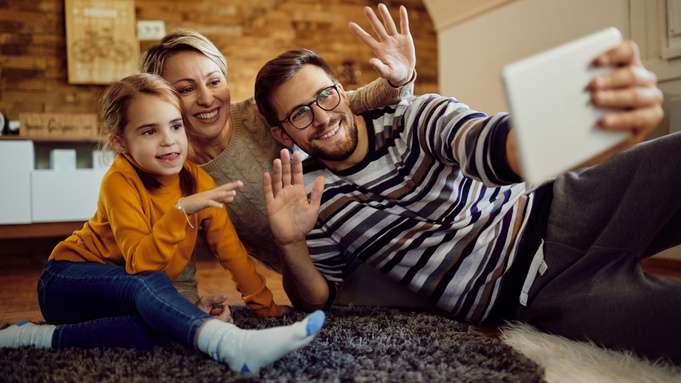 Семья, использующая мобильную связь / Фото: freepik.com