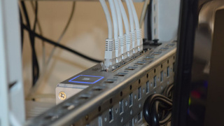 Кабели в маршрутизаторе / Фото: unsplash.com