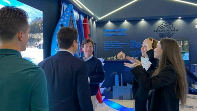 Такер Карлсон на форуме "Россия" / Фото: amic.ru