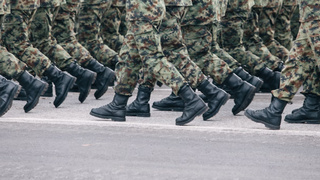 Марширующие солдаты / Фото: unsplash.com