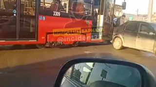 Авария с белорусским трамваем на улице Попова / Фото: "Инцидент Барнаул"