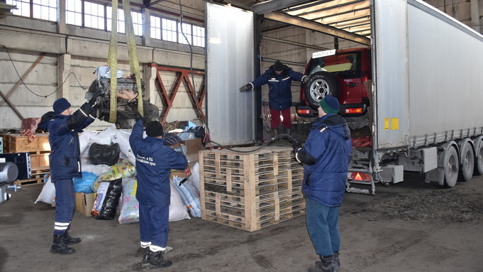 Отправка гуманитарного груза из Барнаула / Фото: пресс-служба "Единой России"