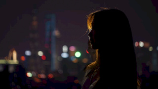 Девушка ночью / Фото: unsplash.com