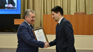 Награждение Александра Крянги / Фото: пресс-служба АКЗС