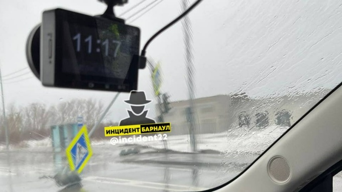 Упавший знак на трассе Барнаул — Бийск / Фото: "Инцидент Барнаул"