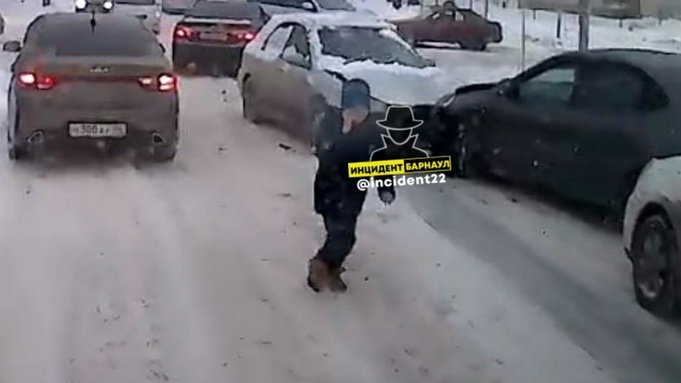 Школьник, покидающий место ДТП / Фото: "Инцидент Барнаул"