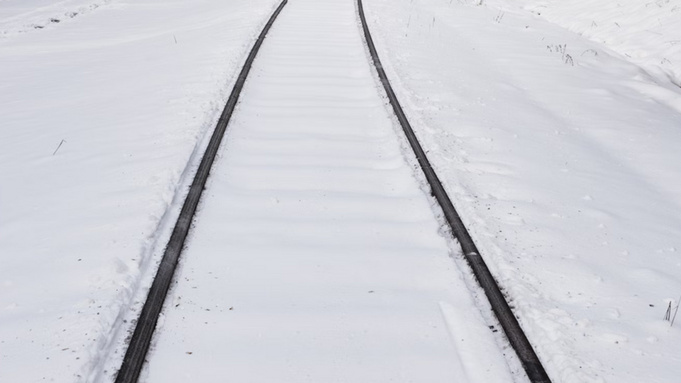 Заснеженные рельсы / Фото: unsplash.com