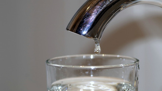Водопроводный кран и стакан с водой / Фото: pxhere.com