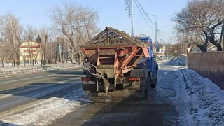 Обработка улиц от наледи / Фото: пресс-служба мэрии Барнаула