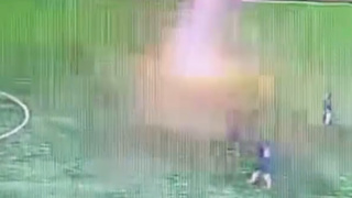 Футболиста убило молнией во время матча в Индонезии / Кадр: SHOT