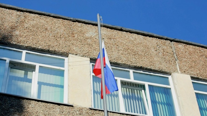 Флаг РФ над зданием школы в Барнауле / Фото: amic.ru