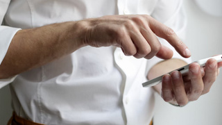 Человек со смартфоном / Фото: unsplash.com