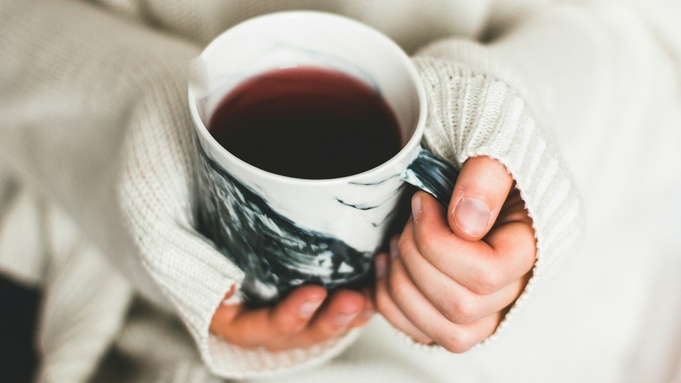 Греть руки об горячую кружку с чаем / Фото: unsplash.com