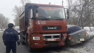 ДТП на улице Кулагина в Барнауле / Кадр: ГИБДД Алтайского края