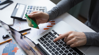 Кредитная карта. Ноутбук / Фото: katemangostar / freepik.com/