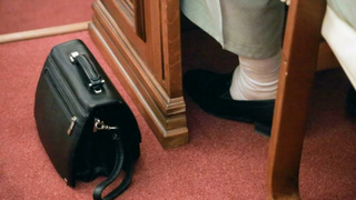 Черная сумка на полу / Фото: unsplash.com