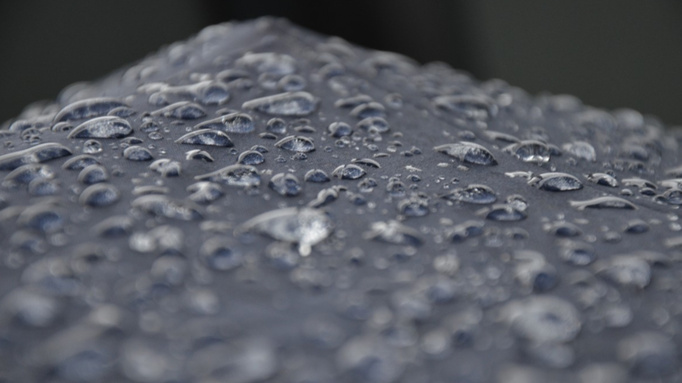 Капли воды на козырьке крыши / Фото: pxhere.com