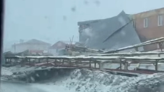 Сорванная крыша / Кадр из видео, предоставленного очевидцами