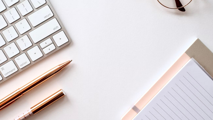 Компьютер и блокноты / Фото: unsplash.com