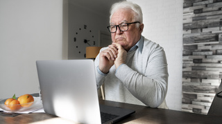 Пенсионер. Компьютер / Фото: freepik.com