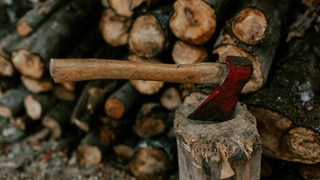 Топор на чурке / Фото: unsplash.com