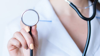 Врач со стетоскопом / Фото: unsplash.com