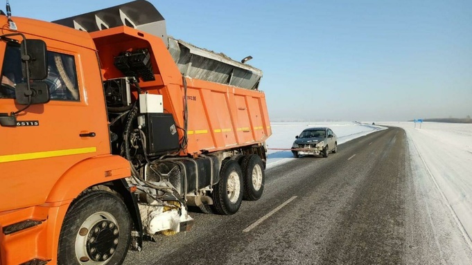 Автомобиль буксировали тяжелой техникой / Фото: Минтранс Алтайского края