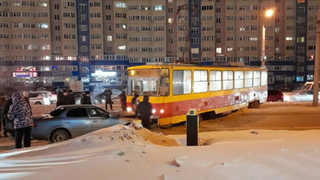 ДТП на Малахова / Фото очевидицы / amic.ru