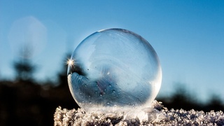 Ледяной шар на солнце / Фото: pixabay.com