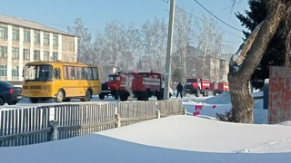 Пожарные у школы в Поспелихе / Фото: "Инцидент Барнаул"