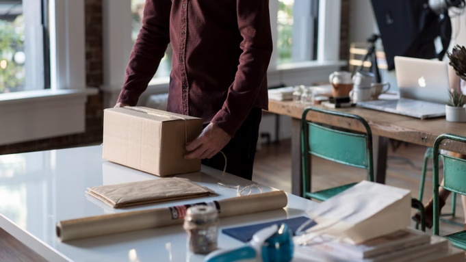 Мужчина готовит подарок / Фото: unsplash.com