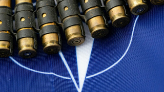 Патроны и флаг НАТО / Фото: unsplash.com