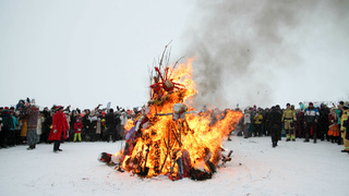 Сожжение чучела на Масленицу / Фото: amic.ru