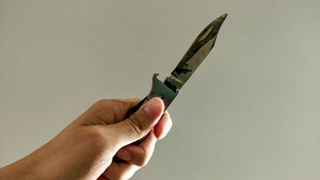 Складной нож в руке / Фото: amic.ru
