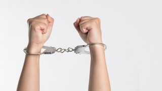 Наручники на руках / Фото: unsplash.com