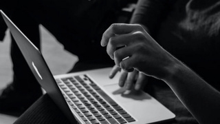 Человек за ноутбуком / Фото: unsplash.com