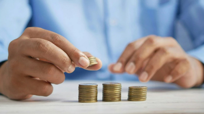 Человек считает деньги / Фото: unsplash.com