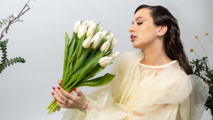 Девушка с букетом тюльпанов / Фото: сеть салонов цветов 