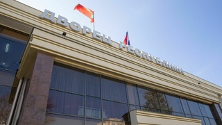 Флаги ПМР и России на Дворце Республике в Тирасполе / Фото: president.gospmr.org