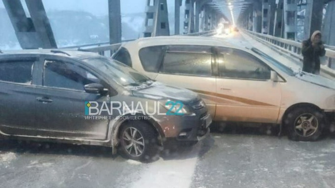 ДТП на Старом мосту в Барнауле / Фото: Barnaul 22 