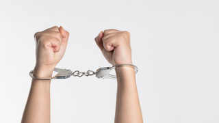 Наручники на руках / Фото: unsplash.com