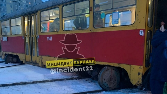Трамвай, сошедший с рельсов на улице Малахова / Фото: "Инцидент Барнаул"
