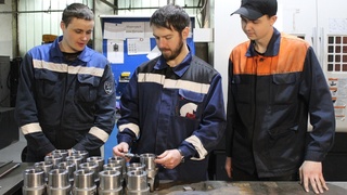 Оператор станков 5-го разряда Виктор Гекк, мастер Кирилл Кулешов и оператор станков с ПУ 3-го разряда Вадим&nbsp;Березин / Фото: завод мехпрессов