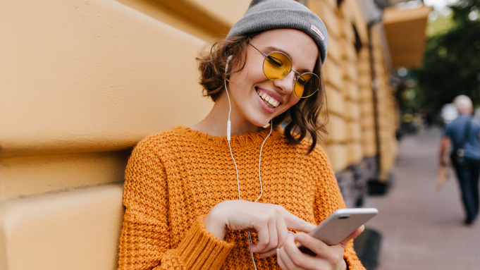 Девушка. Смартфон / Фото: lookstudio / freepik.com
