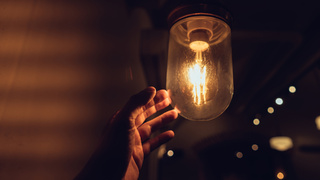 Лампочка. Электричество / Фото: teksomolika / Freepik